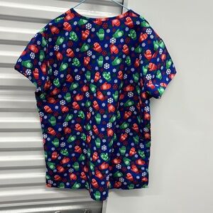 NWT Cassandra O Winter Themed Work Shirt SS Scrub Top Mittens Snowflakes M